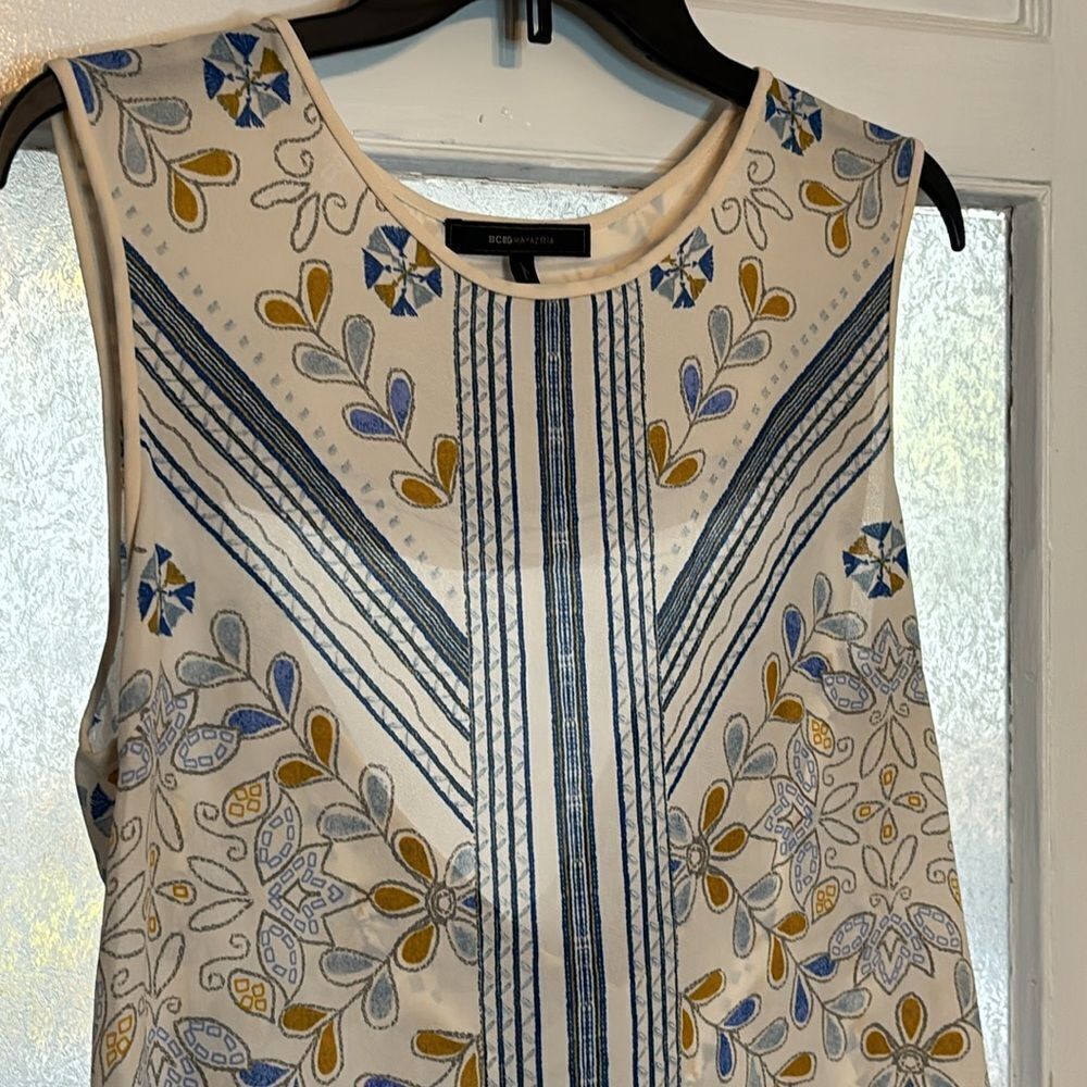BCBG MaxAZRIA Women’s Light cream sleeveless patterned blouse cut out back med - Picture 2 of 6